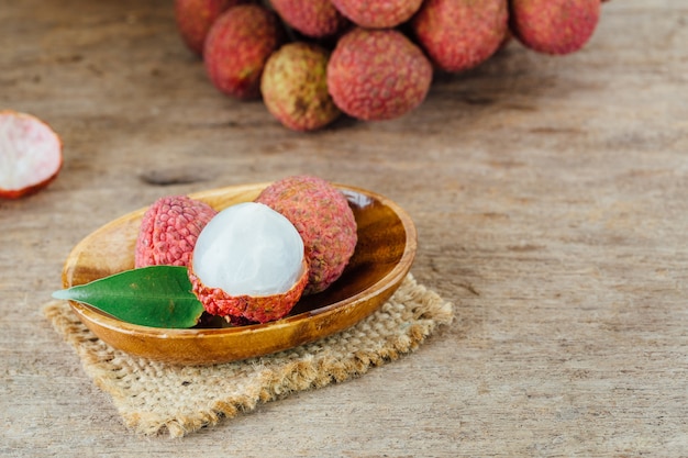 litchi en la mesa de madera