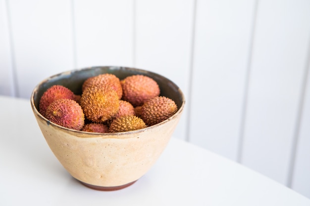 Litchi en un tazón de cerámica