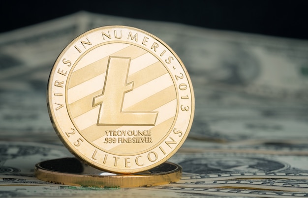 Litecoin crypto do ouro da moeda no fundo da cédula do dólar.