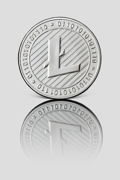 Foto litecoin moneda de plata con el frente reflejado de la moneda sobre una superficie blanca brillante. nuevo concepto de dinero virtual