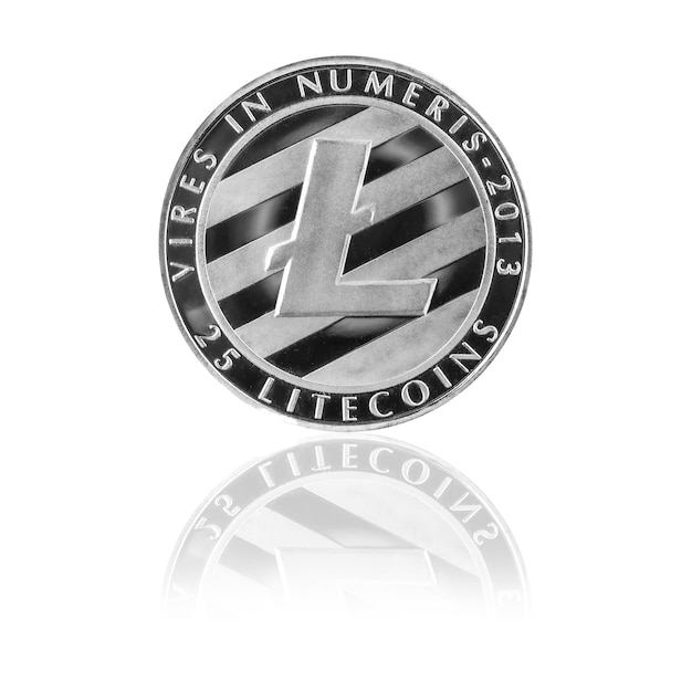 Litecoin de plata con reflejo aislado sobre fondo blanco, moneda criptográfica sobre la mesa de cristal