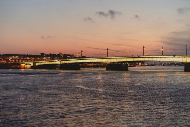 liteyny Brücke über die Newa, Sankt Petersburg, Russland. Sonnenuntergang in der Stadt. Foto in hoher Qualität