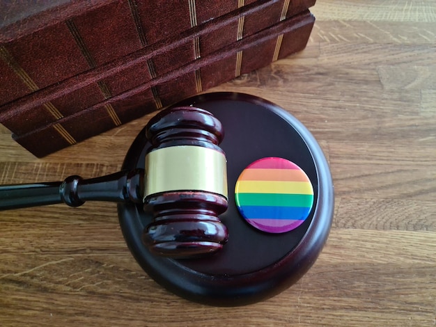 Litigio de leyes lgbt y concepto de ley lgbt con mazo de madera de juez