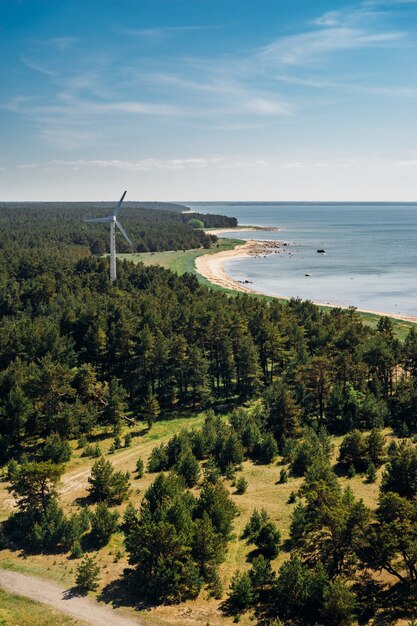 Litoral cênico com moinho de vento para produção de energia elétrica