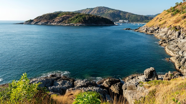 Litoral com mar tropical na bela ilha