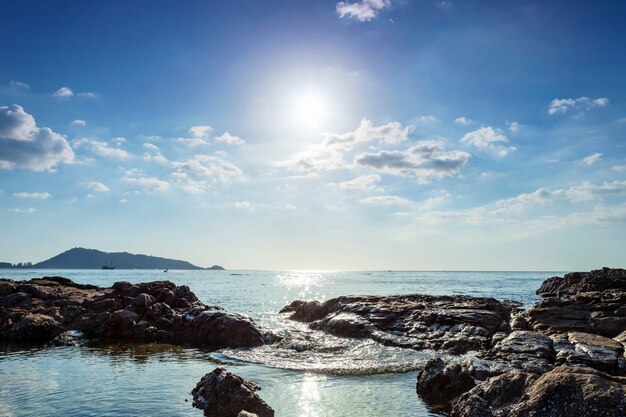 Litoral com mar tropical na bela ilha