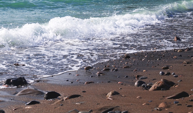 Litoral com ondas e pedras