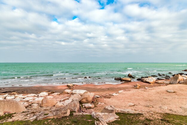 Litoral com pedras e águas cristalinas azul-turquesa