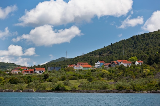 Litoral croata com vista para a vila do mar