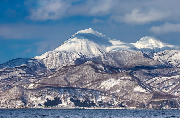 Litoral da ilha de Hokkaido com colinas