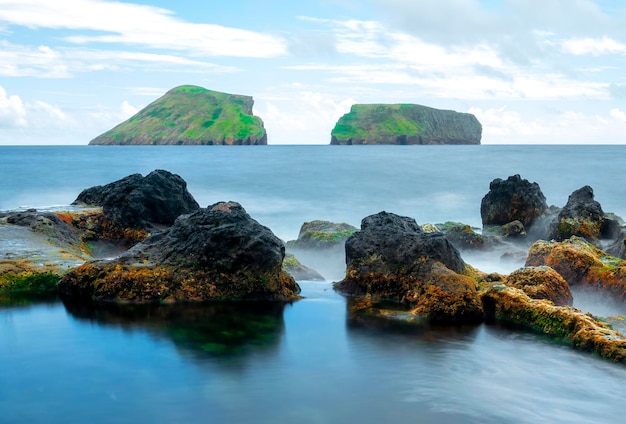 Litoral da Ilha Terceira nos Açores. Ilhotas das Cabras