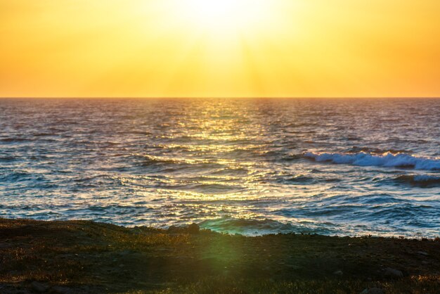 Foto litoral da praia, sol forte e quente