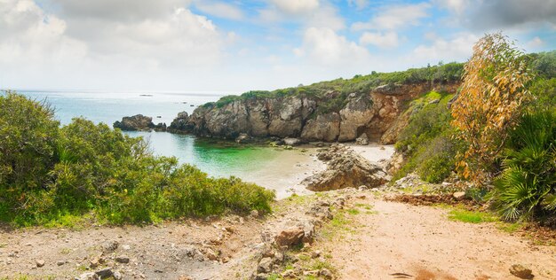 Litoral de Alghero em um dia nublado Filmado na Sardenha Itália