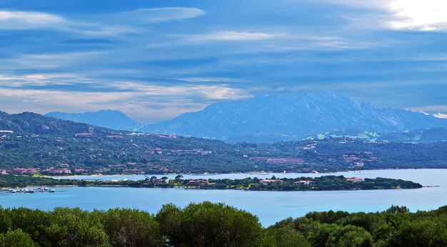 Litoral de Gallura coberto por um céu nublado