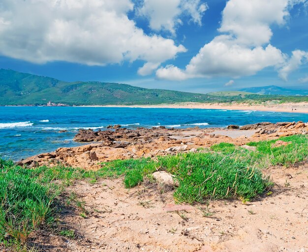 Foto litoral de porto ferro em um dia nublado