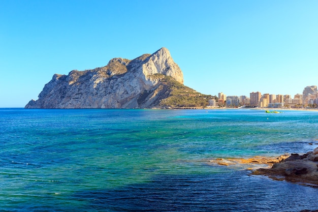 Litoral de verão da cidade Calp na Costa Blanca (Valência), Espanha