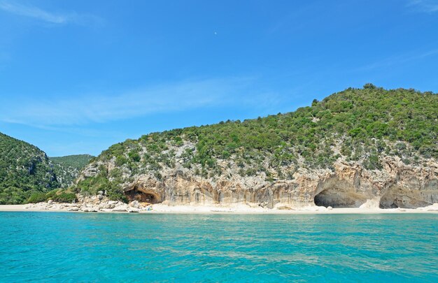 Litoral do Golfo de Orosei com cavernas e praias