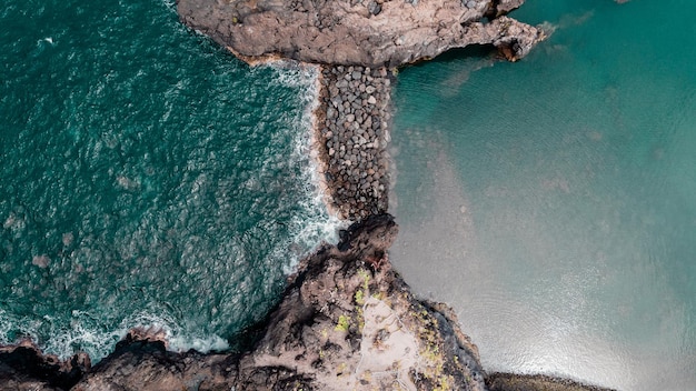 Litoral do oceano Atlântico com rochas ondas turquesa Ilha da Madeira Foto de drones aéreos de Portugal