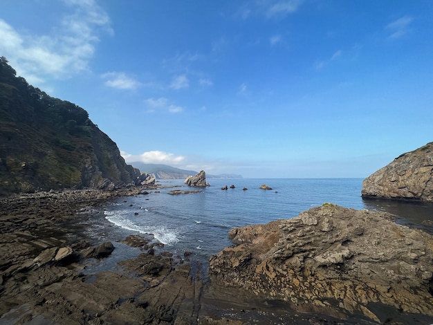 Litoral na praia da cidade de bermeo do país basco de vizcaya