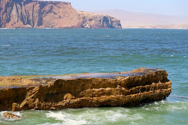 Litoral no Oceano Pacífico em Paracas, onde o deserto encontra o oceano na região de Ica, no Peru