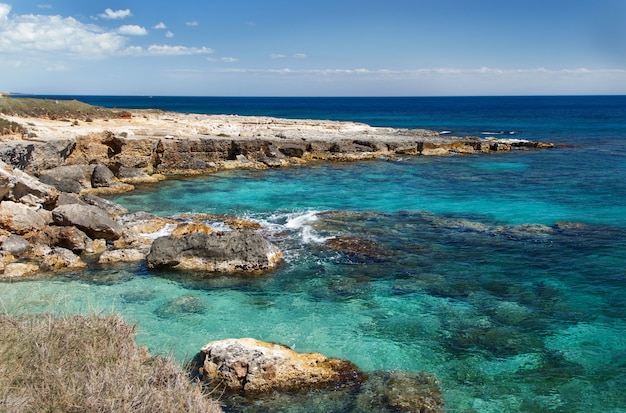 Litoral perto de otranto, península de salento, puglia, sul da itália