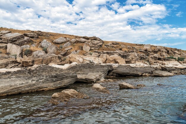 Litoral rochoso com água azul