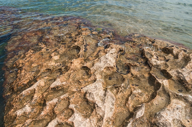 Litoral rochoso com água azul