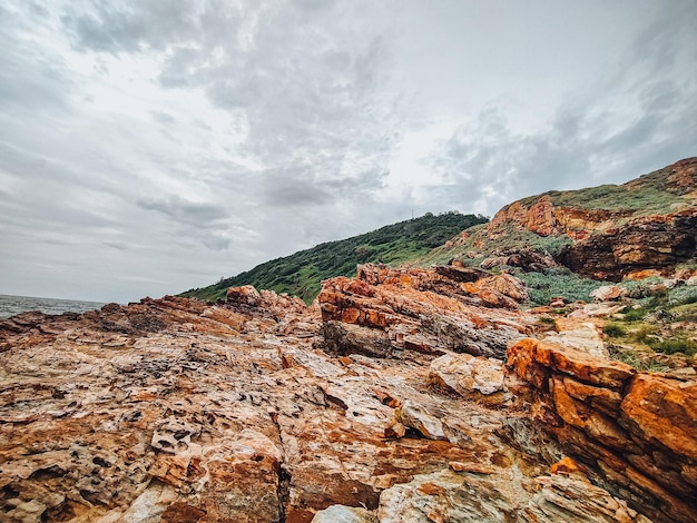 Litoral rochoso com ondas do mar espirrando na costa