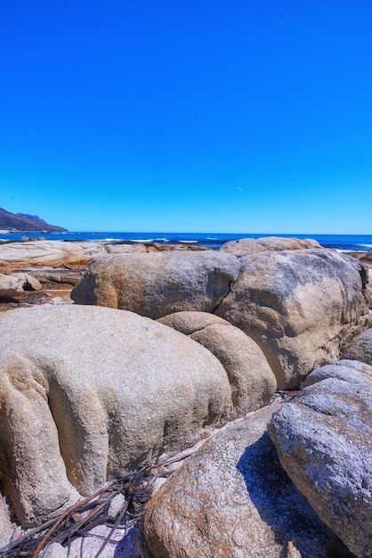 Litoral rochoso de Camps Bay Western Cape Vista para o mar Camps Bay Table Mountain National Park Cidade do Cabo África do Sul