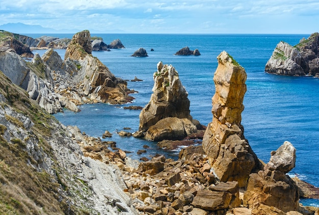 Litoral rochoso do Oceano Atlântico perto da Praia do Portio, (Pielagos, Cantábria, Espanha)