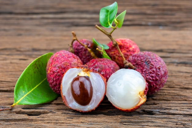 Litschifrucht auf hölzernem Hintergrund