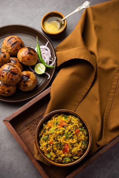 Litti chokha, es una comida completa originada en el estado indio de Bihar. Popular en Jharkhand y Uttar Pradesh. Servido en un plato con desi ghee