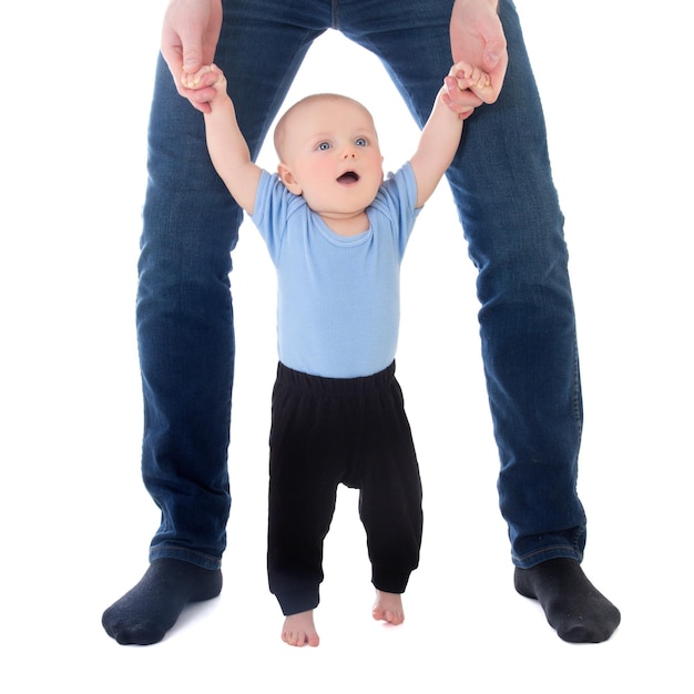 Little Baby Boy caminando con el padre aislado sobre fondo blanco.