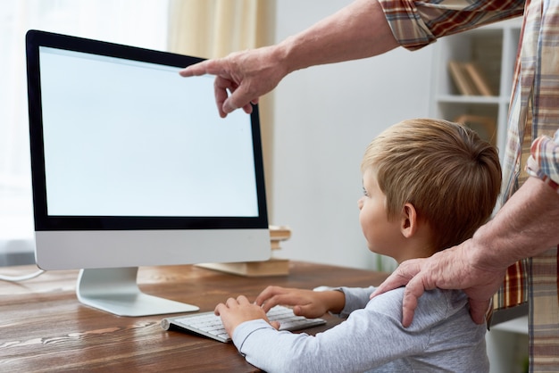 Little Boy aprendiendo a usar Internet