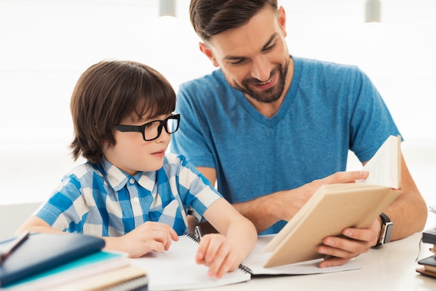 Little Boy in den Gläsern, die Hausarbeit mit Vater tun.