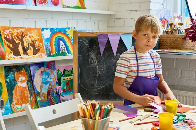 Little Boy posando en Art Studio