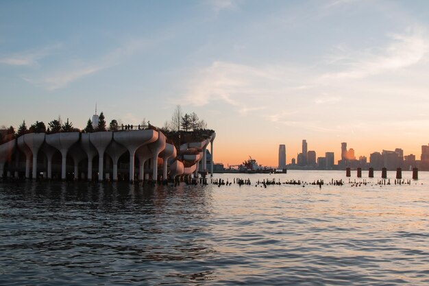 Foto little island park na orla do rio hudson, em nova york, arquitetura moderna