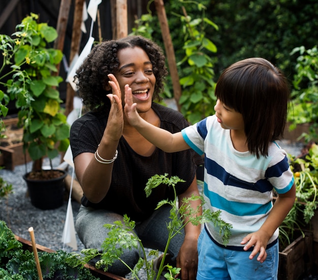 Little Kid e Teacher Learning Environment na fazenda de vegetais