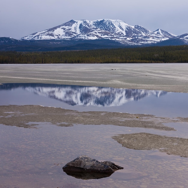 Little Peak reflexión Fox Lake Yukon T Canadá