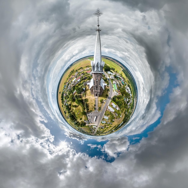 Little Planet Transformation von sphärischem Panorama 360 Grad mit Kirche Sphärische abstrakte Antenne auf Kirche Krümmung des Raums