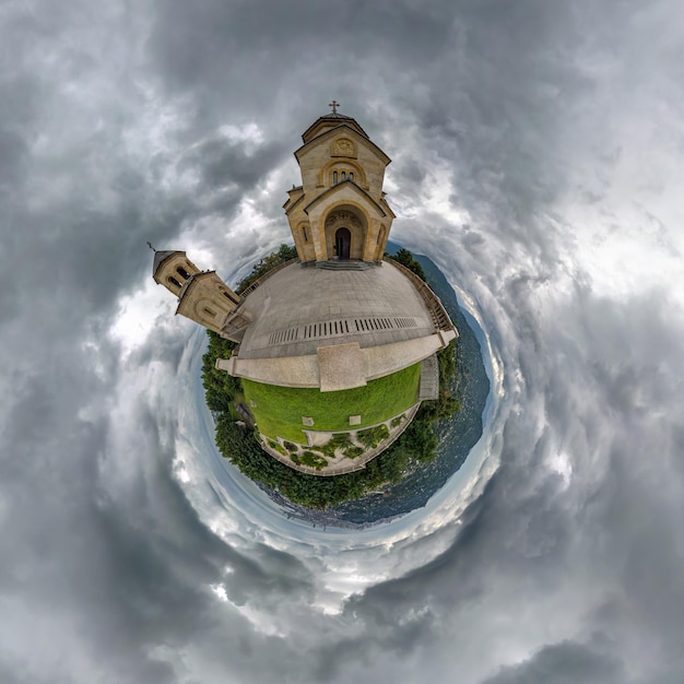 Little Planet Transformation von sphärischem Panorama 360 Grad Sphärische abstrakte Antenne auf Kirche Krümmung des Raums