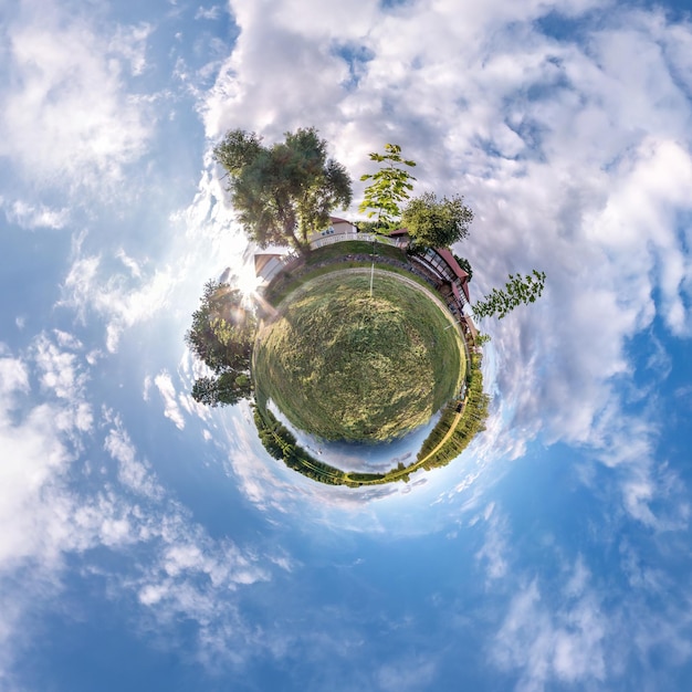 Little Planet Transformation von sphärischem Panorama 360 Grad Sphärische abstrakte Luftaufnahme im Feld an einem schönen Abend mit fantastisch schönen Wolken Krümmung des Weltraums