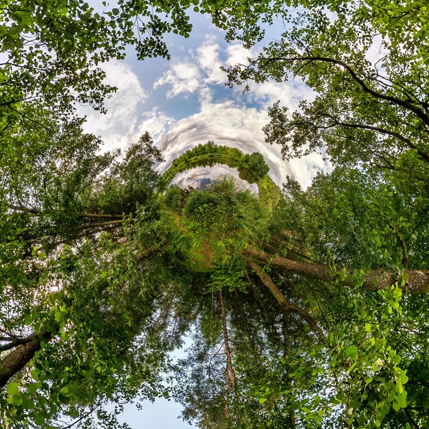 Little Planet Transformation von sphärischem Panorama 360 Grad sphärische abstrakte Luftaufnahme im Feld mit fantastischen schönen Wolken Krümmung des Weltraums