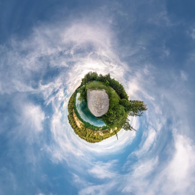 Little Planet Transformation von sphärischem Panorama 360 Grad sphärische abstrakte Luftaufnahme im Feld mit fantastischen schönen Wolken Krümmung des Weltraums