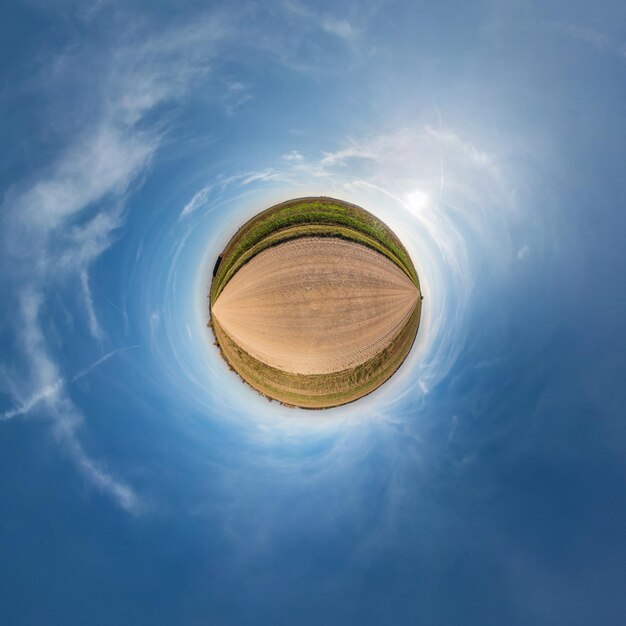 Little Planet Transformation von sphärischem Panorama 360 Grad sphärische abstrakte Luftaufnahme im Feld mit fantastischen schönen Wolken Krümmung des Weltraums