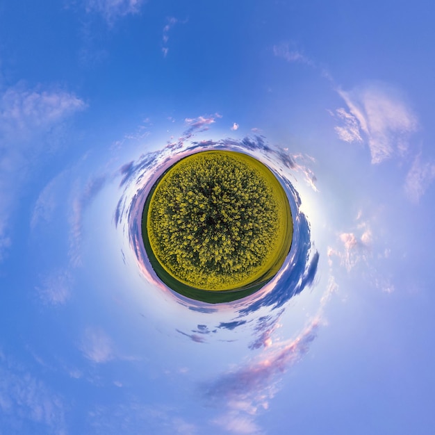 Little Planet Transformation von sphärischem Panorama 360 Grad sphärische abstrakte Luftaufnahme im Feld mit fantastischen schönen Wolken Krümmung des Weltraums