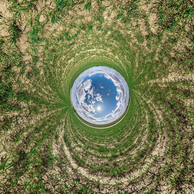 Little Planet Transformation von sphärischem Panorama 360 Grad sphärische abstrakte Luftaufnahme im Feld mit fantastischen schönen Wolken Krümmung des Weltraums