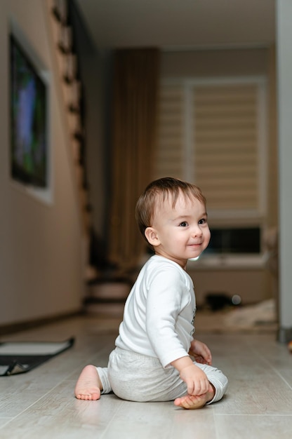 Little smilling Baby Boy actividades Niño pequeño jugando en un piso