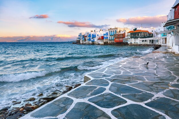 Little Venice ao pôr do sol na ilha de Mykonos, Grécia