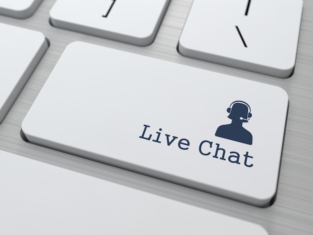 Live Chat Button auf moderner Computertastatur.